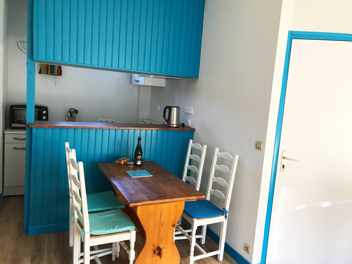 location appartement sur le port de paimpo - la cuisine avec bar et coin repas