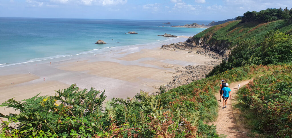 Gr 34, chemin des douanier à Pouha, plage Bonapart