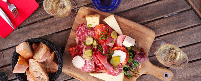 Planche de charcuterie et vin blanc sur le port de Paimpol