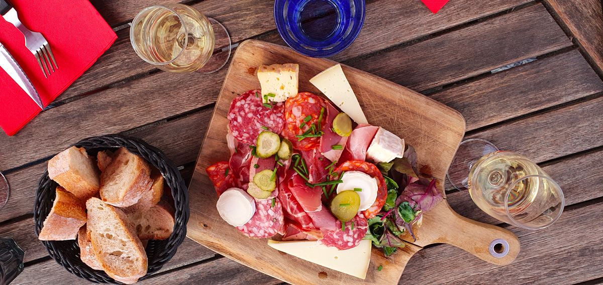 Planche de charcuterie et vin blanc sur le port de Paimpol